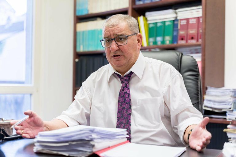 In diesem Graben wurde am 5. März 2022 die Leiche der 30-jährigen Dornbirnerin gefunden. Ein damals 25-jähriger Mann wird beschuldigt, die Tat begangen zu haben. Vertreten wird er vom Feldkircher Rechtsanwalt German Bertsch (unten).Hartinger, Stiplovsek (3)