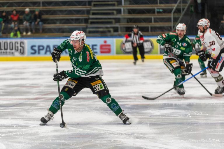 Julian Zwerger (l.) eröffnet heute mit dem EC Bregenzerwald den Kampf um die Endspieltickets in der Alps Hockey League.Stiplovsek