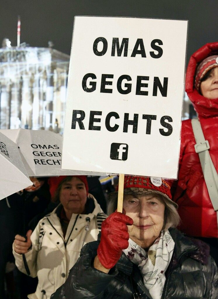 Jung und alt bei der Demo in Wien.  APA/TOBIAS STEINMAURER (3)
