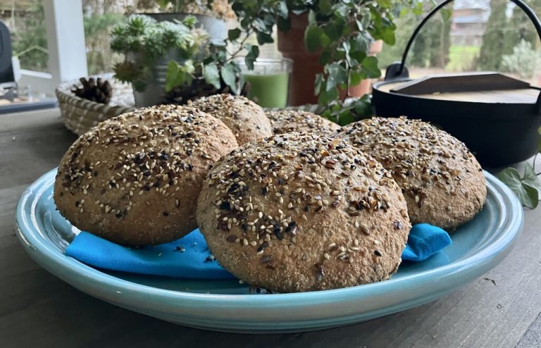 Knusprige Vollkornbrötchen mit Sesam, Leinsamen und Schwarzkümmel – ein gesunder Genuss für jeden Tag.Ulrike Hagen
