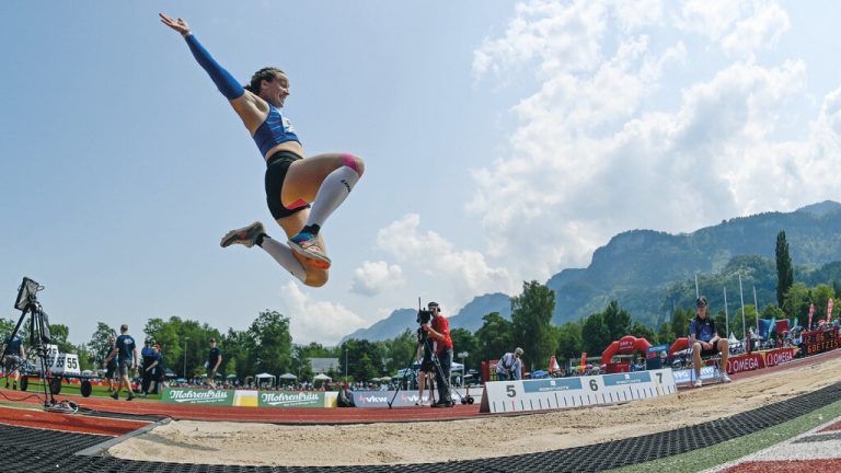 Michael Riedmann vom VLV-Vorstand, Alexandra Giesinger und Mohrenbrauerei Geschäftsführer Thomas Pachole. Rechts: Chiara-Belinda Schuler beim Weitsprung in Götzis.GEPA/Lerch, Dedeleit