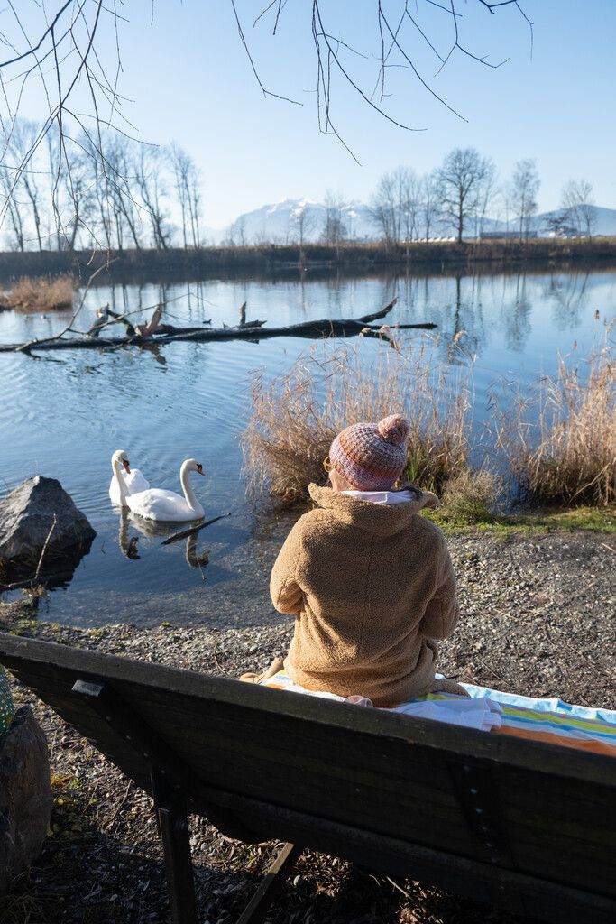Nach dem Baden wird rasch in warme Kleidung geschlüpft.
