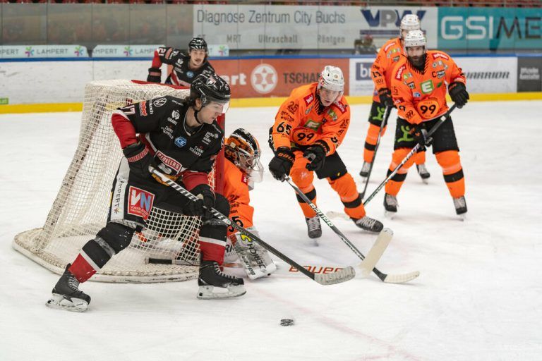 Nick Pastujov (l.) steuerte den Assist zum einzigen Tor der Pioneers bei. Unten der enttäuschte Feldkirch-Goalie David Madlener. Dietmar Stiplovsek