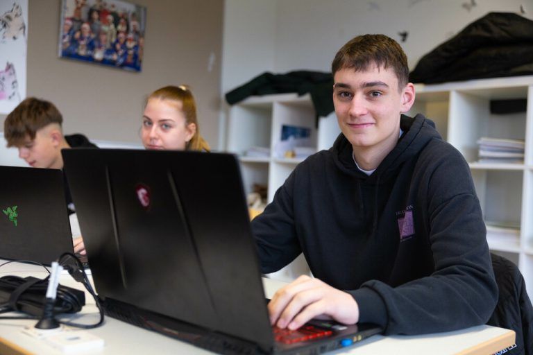 Oben: Schüler haben für ein Projekt QR-Codes in der HAK angebracht, unter denen man sich zu jedem der 17 Nachhaltigkeitsziele informieren kann.Hartinger (7), Bildungs­direktion/mathis (1)