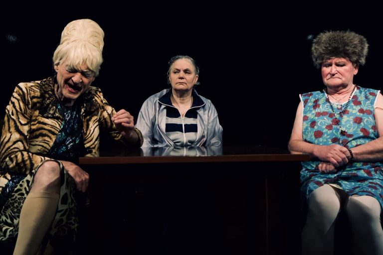 Robert Kahr, Helga Pedross und Wolfgang Pevestorf (v.l.) in der Wagabunt-Produktion „Die Präsidentinnen“. Caro Stark