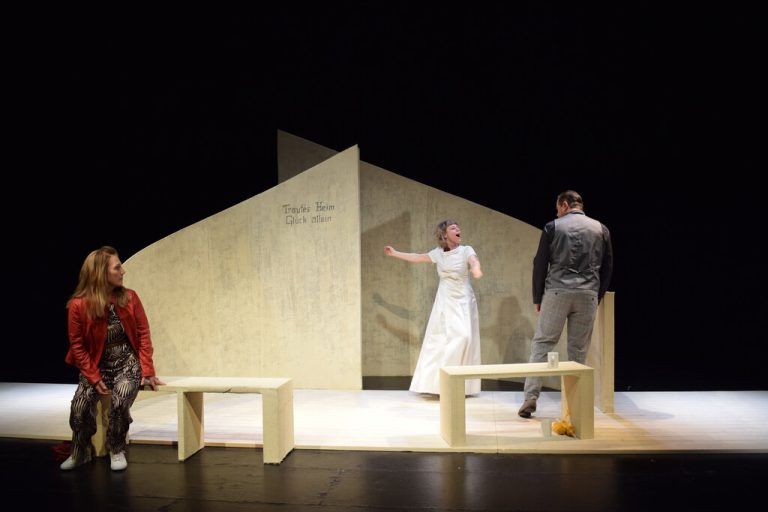 Sabine Lorenz (oben) inszeniert „Die Erwachsenen“ (links) von Irene Diwiak im Rahmen des Kosmosdroms am Theater Kosmos in Bregenz.Mandy hanke, Steffen Roth
