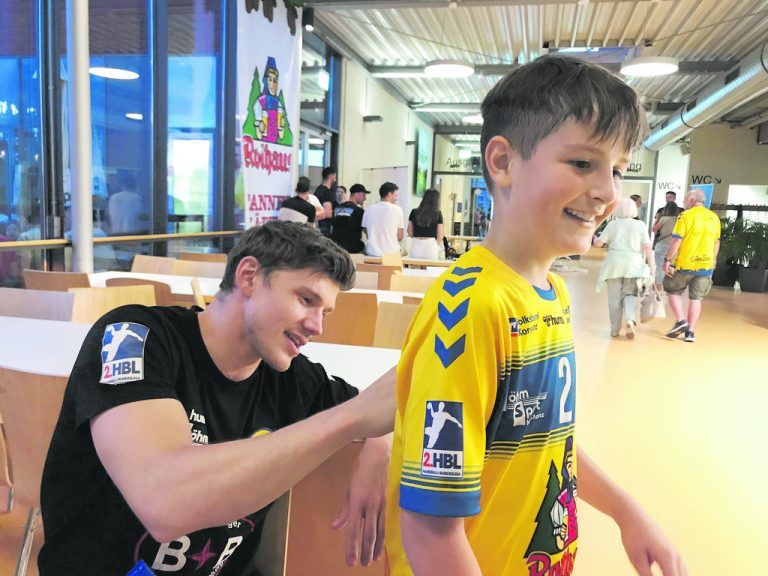 Sam Wendel gibt einem Fan ein Autogramm. Jochen Dedeleit