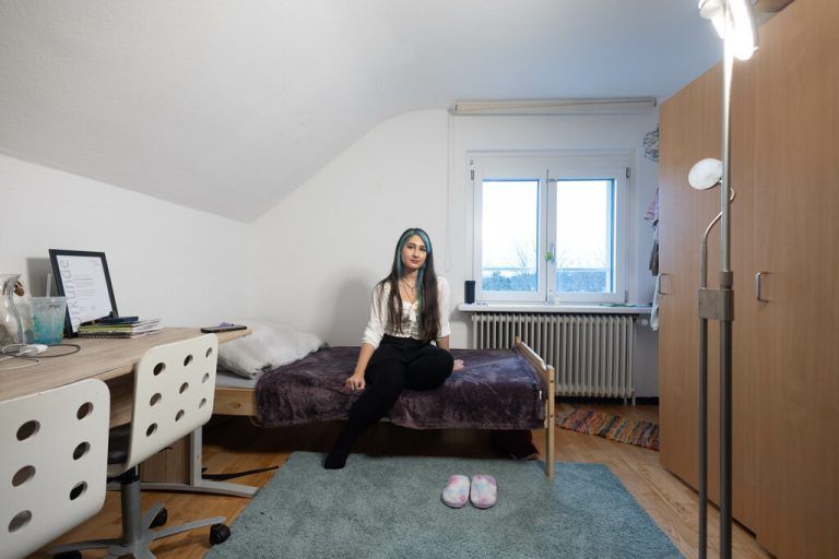 Sarina Tavalkolijamnani in ihrem Zimmer in Hörbranz (l.) und Osama Al Farwan in seinem Zimmer in Bregenz (r.)Hartinger (2)