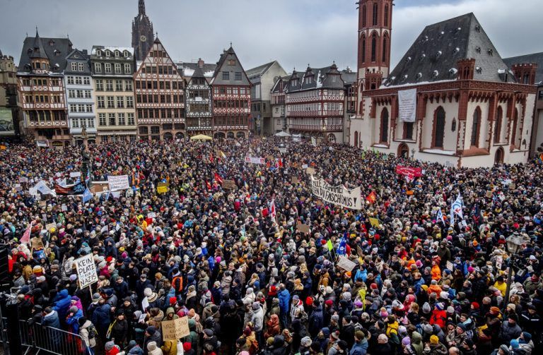 So wie hier in Frankfurt am Main waren auch in anderen Städten Menschen auf der Straße. AP/Michael Probst