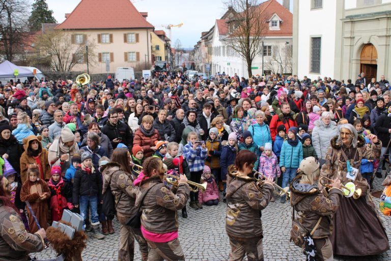 Um 13 Uhr startet am Samstag das Mons­terkon­zert auf dem Hohenemser Kirchplatz.