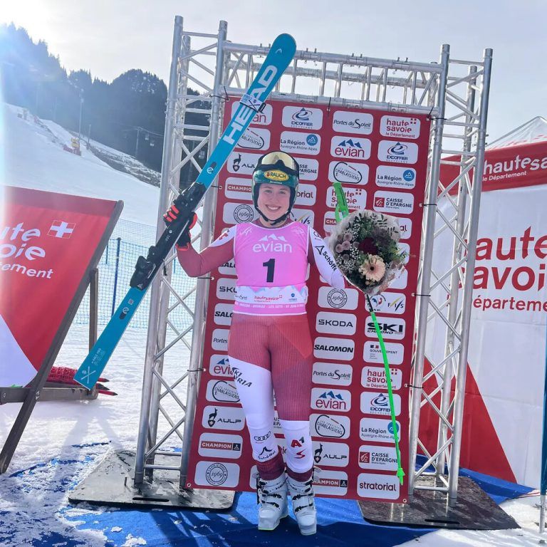 Victoria Oliver jubelt über ihre Goldmedaille. SKI Austria