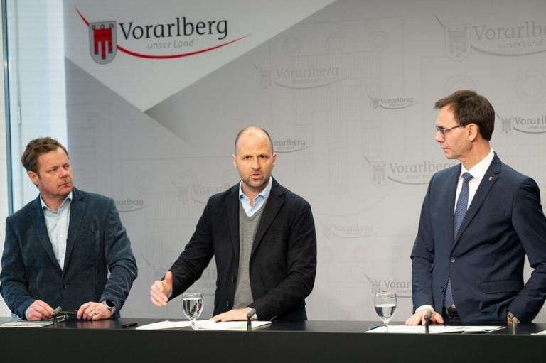 V.l.: Pressesprecher Axel Renner, Wirtschaftslandesrat Marco Tittler und Landeshauptmann Markus Wallner.Land vorarlberg/Serra, Hofmeister, steurer, jk&p architektur, paulitsch, Hartinger (2)