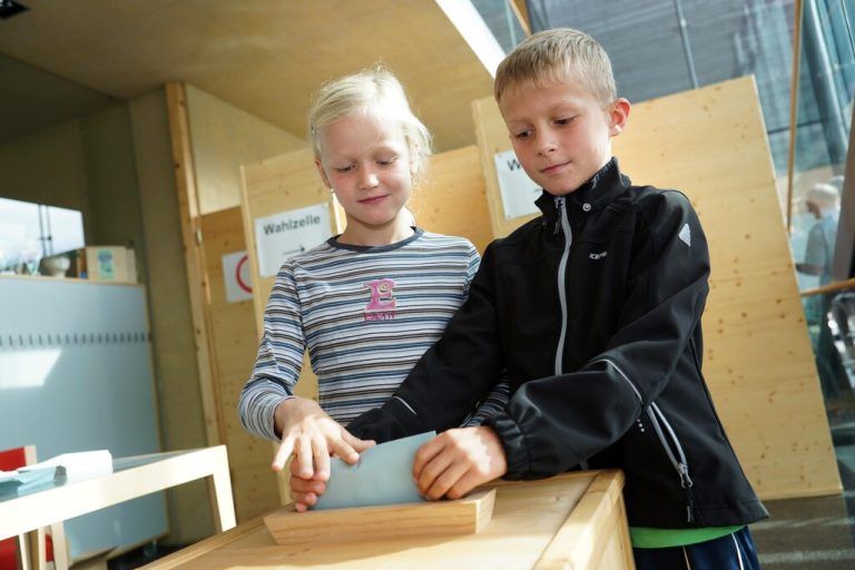 Wählen dürfen Kinder noch nicht, aber im Wahllokal können sie schon einmal für später üben.Berchtold, steurer