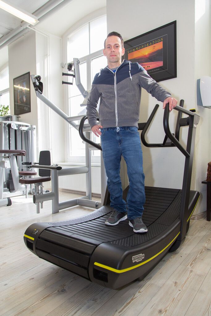 Während Sebastian (l.) schon Erfahrung beim Krafttraining hat, bekommt Selin noch Hilfe von Trainer Daniel (r.).