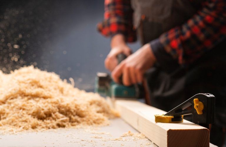 Wegen Personalmangels muss die Tischlerei nach über 120 Jahren zusperren. Symbolbild/Shutterstock