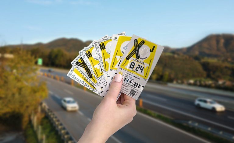 Wer ohne Vignette erwischt wird, zahlt bis zu 120 Euro Ersatzmaut.Asfinag