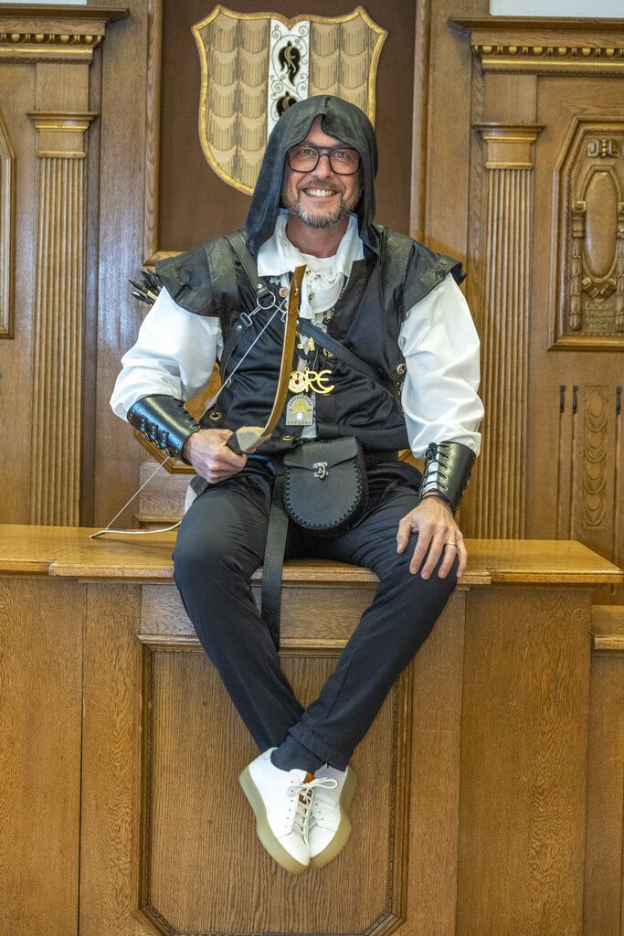 Als Robin Hood war Bürgermeis­ter Michael Ritsch zu seiner Absetzung am Gumpiga Donnschtig verkleidet.Paulitsch (5)