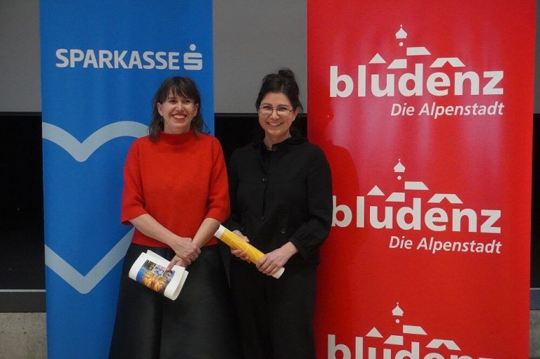 Daniela Jochum (l.) und Marlies Stark vom „Kultursteg Walgau“ (oben), Pressegespräch in der Remise Bludenz (r.).Stadt Bludenz (2)