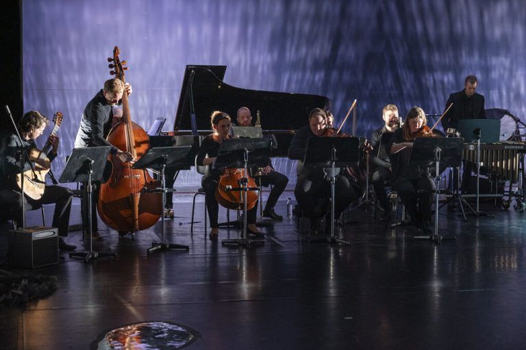 Das Ensemble Plus muss dieses Mal im Dunkeln spielen. Furxer