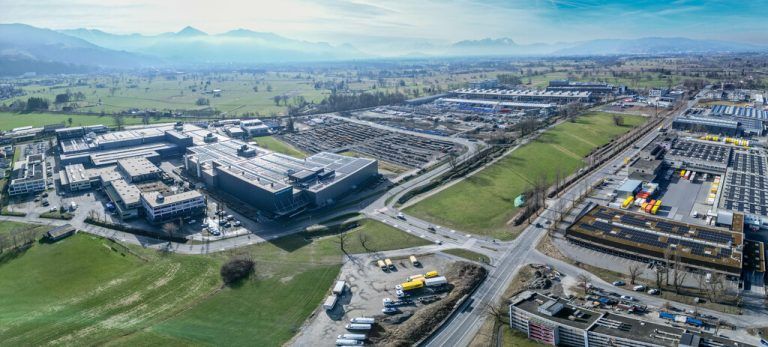 Das Gewerbegebiet Hohe Brücke beim Güterbahnhof Wolfurt. Auf der grünen Wiese (unten) soll das Hochregallager entstehen. NEUE