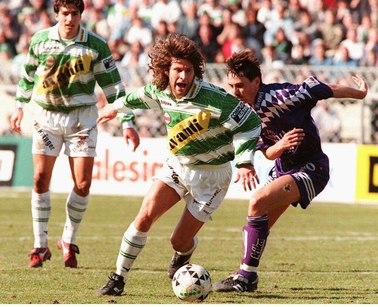 Das waren noch Zeiten: Andy Heraf und Peter Pacult im Zweikampf beim Wiener Derby am 7. April 1996, das die Austria 0:1 gewann. APA