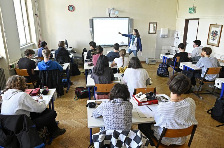 Demokratiebildung in Schulen: Den Neos ist sie zu wenig effektiv, die ÖVP hebt die Vielfalt hervor. APA