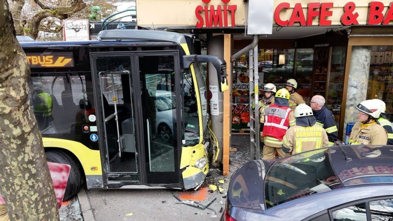 Der Bus prallte erst gegen einen parkenden Pkw und dann gegen eine Betonsäule.Maurice Shourot (2)