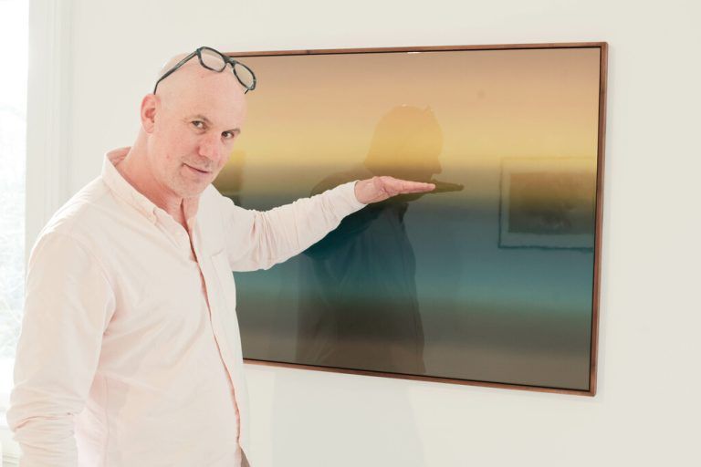 Der Künstler Mathias Kessler beim Aufbau der Ausstellung im Bildraum Bodensee. Klaus Hartinger (4)