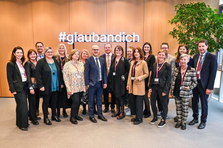 Die ehrenamtlich tätigen Mitarbeiterinnen und Mitarbeiter wurden bei der Eröffnung der Filiale der Zweiten Sparkasse (kleines Foto) geehrt.Udo Mittelberger, Steinlechner