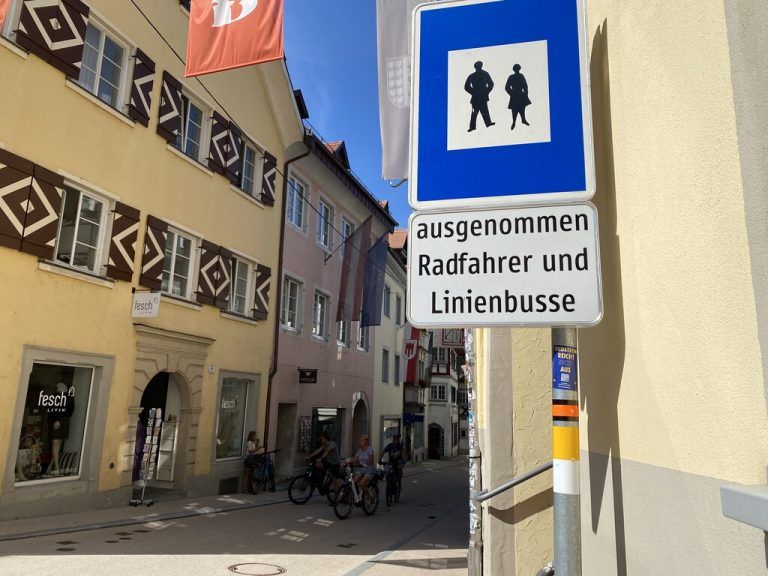 Die Fahrschule Frener (kleines Bild: Geschäftsführerin Karin Hefel-Frener) geht gegen die Fußgängerzone vor.VOl.at, Hartinger