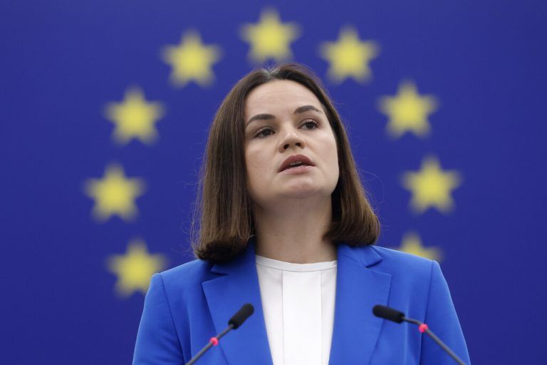 Die ins Ausland geflohene Oppositionsführerin Swetlana Tichanowskaja hat die Wahlen als „Farce“ bezeichnet. AP/Badias