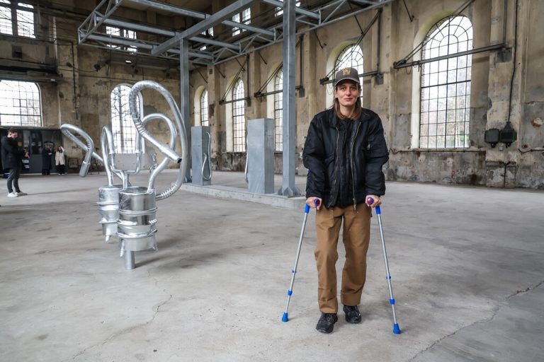 Die Künstlerin Toni Schmale mit der „Tanke“ im Kunstraum Dornbirn.Philipp Steurer (2)
