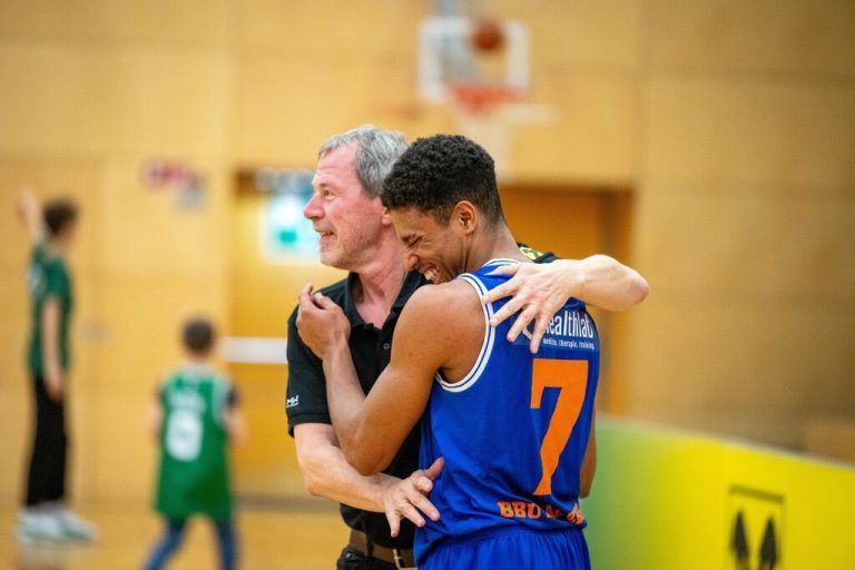 Die Lions um Macher Markus Mittelberger jubeln über den Einzug in die Play-offs. Beate Rhomberg