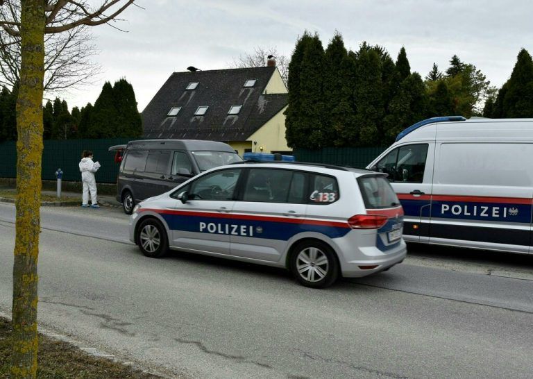 Die Polizei bei der Tatortarbeit.APA/MONATSREVUE.AT/THOMAS LENGER