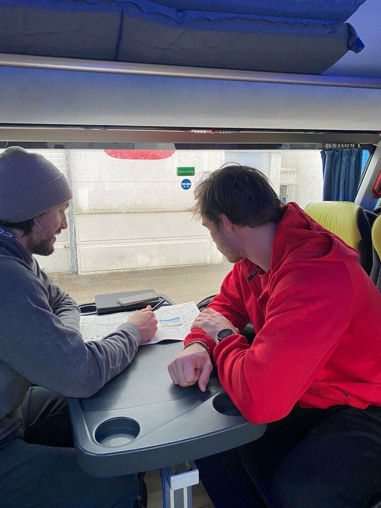 Eine meiner Lieblingsbeschäftigungen bei Auswärtsfahrten im Bus: Kreuzworträtsel lösen. PRivat