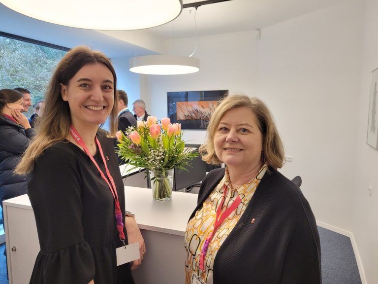 Elena Reis (links) und Eveline Friedrichs sind bei der Zweiten Sparkasse ehrenamtlich tätig.