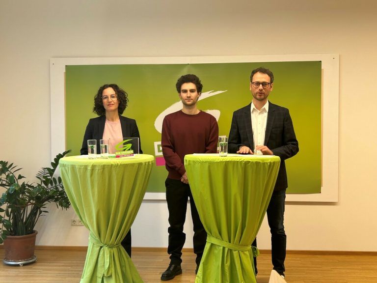 Eva Hammerer und Daniel Zadra gemeinsam mit Johannes Hartmann, dem Vorarlberger Kandidaten für die Europawahl.NEUE