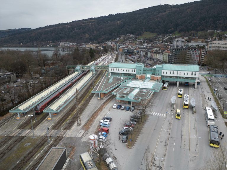 Eine Drohnenaufnahme der Landeshauptstadt Bregenz zeigt den aktuellen Zustand des Bahnhofs. Hartinger