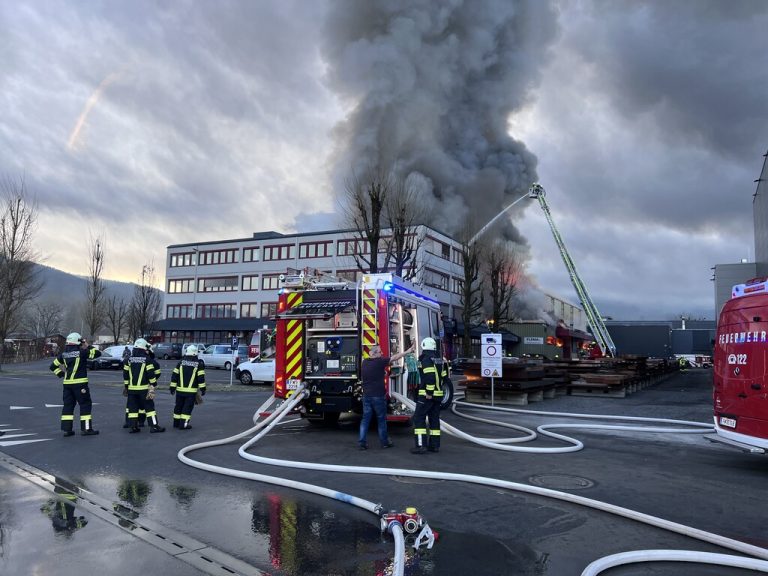 Zur Entsorgung gelagerte Akkuzellen entflammten und zerstörten zwei Gebäudeteile.⇒NEUE