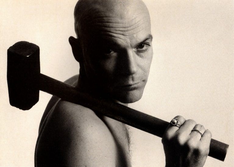 FlatzSelbstportrait mit Hammer. Flatz