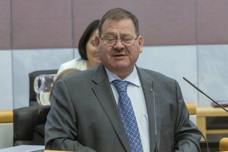 FPÖ-Gesundheitssprecher Hubert Kinz richtete eine Anfrage an die Landesrätinnen Martina Rüscher und Katharina Wiesflecker (von links).Hartinger (2)