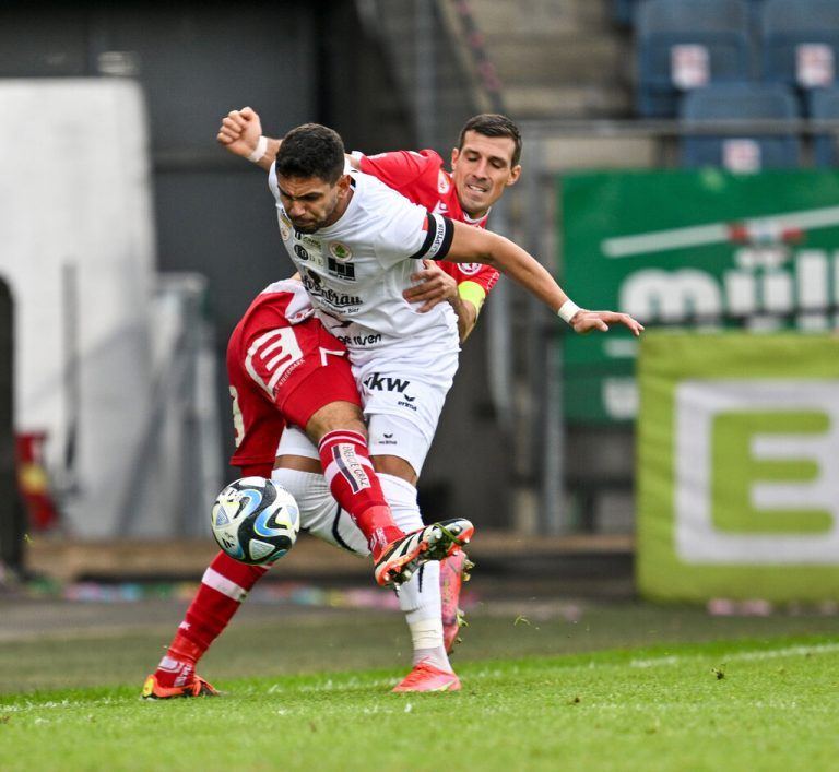 Gegen den GAK war gestern bei den in Weiß spielenden Rothosen kein Kraut gewachsen – wie hier für Dornbirn-Kapitän William. GEPA