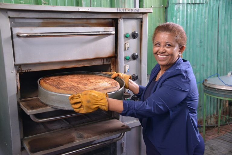 Hanna Teshome unterstützt nicht nur Kinder, sondern zeigt auch Eltern, wie man bäckt.