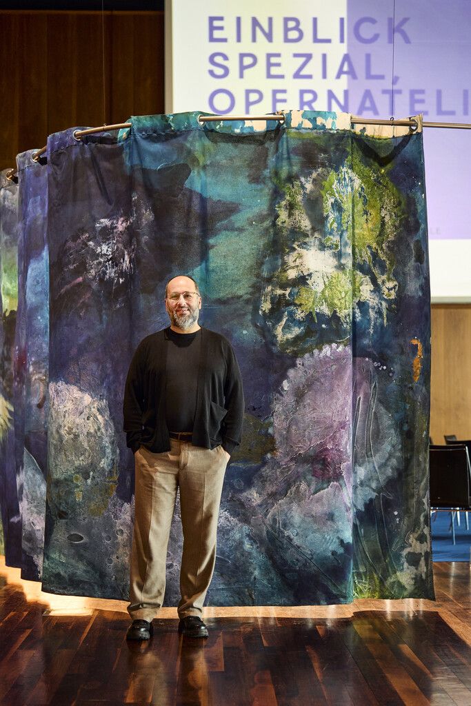 Hugo Canoilas mit seiner Arbeit „Dark verb, 2021“.anja koehler (2)