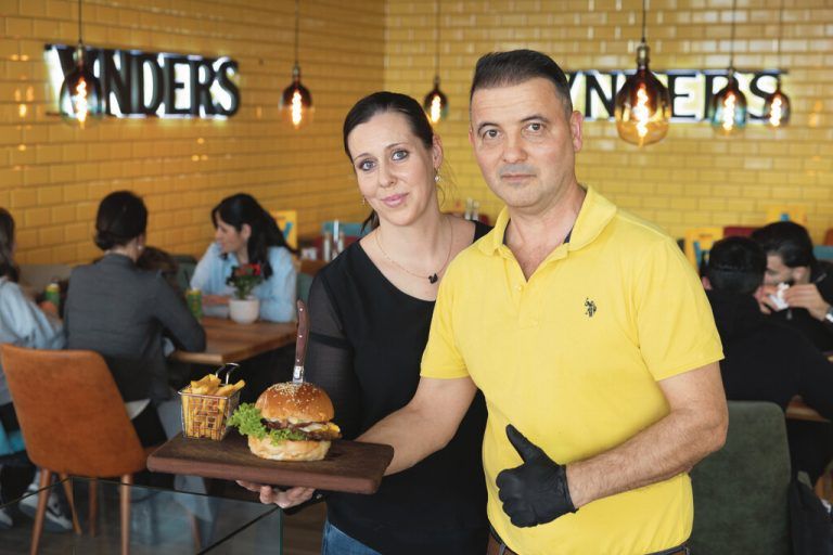 Jasmin Brunner und „Isi“ Süslü.Der „Chefburger“ ist der Renner des Lokals(r.).Haritnger (7)