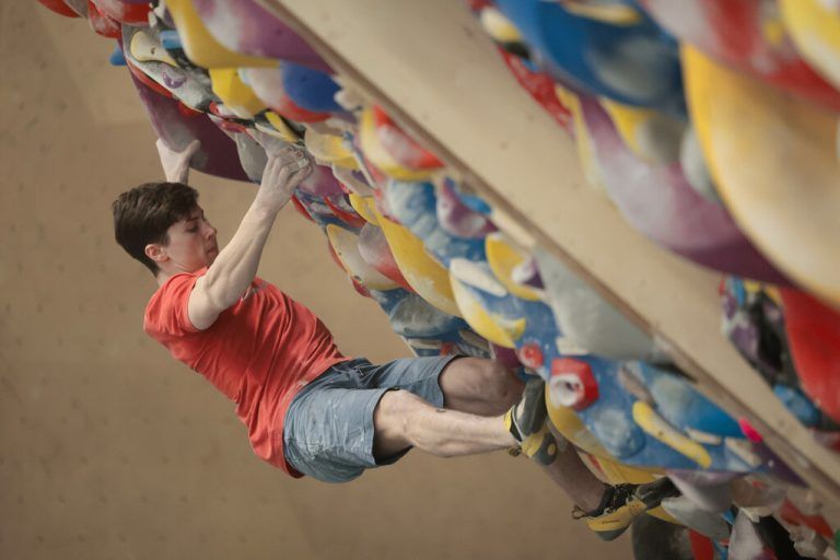 Johannes Hofherr in der Trainings-Kletterwand in Dornbirn sowie links im Gespräch mit Sebastian Manhart. Hartinger (2)