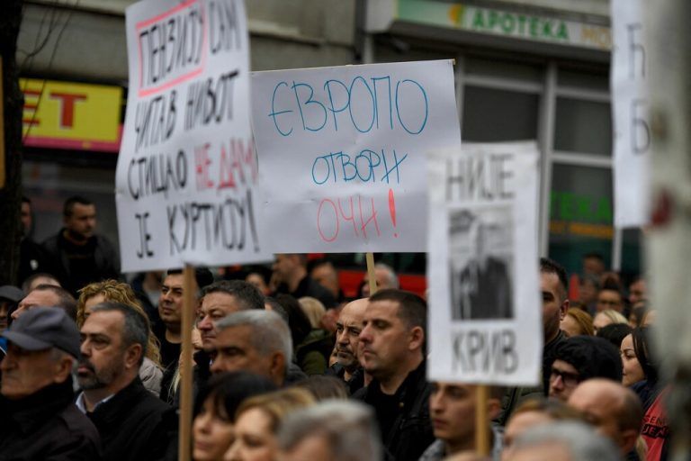 Kosovo-Serben demonstrieren gegen den Euro als einzige gesetzliche Währung. AFP