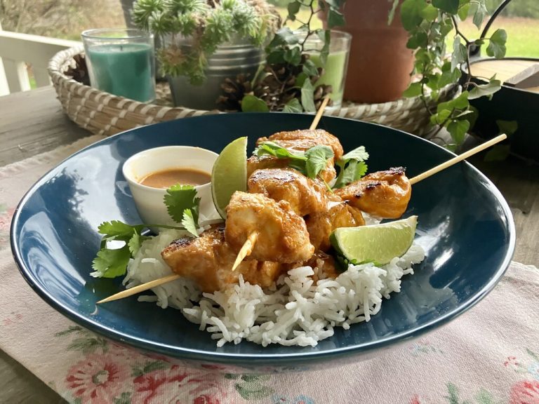 Leckere Saté-Spießchen mit cremiger Erdnusssauce: Ein exotisches Geschmackserlebnis auf dem Teller.Ulrike Hagen