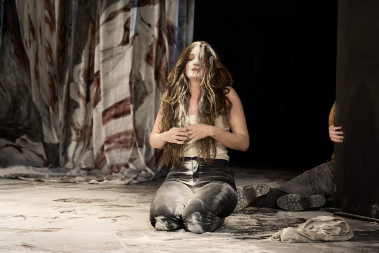 Maria Lisa Huber (l.), Nanette Waidmann, Raphael Rubino und Rebecca Hammermüller (oben) in der Inszenierung.ANJA KÖHLER (2)