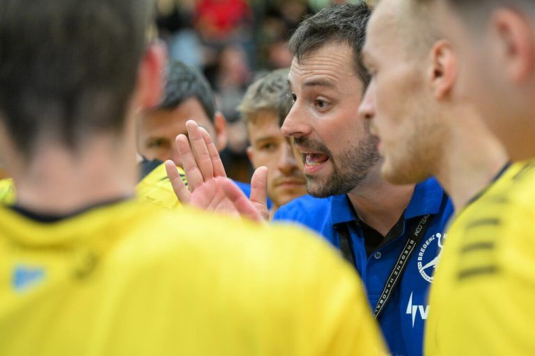 Marko Tanaskovic schwört sein Team auf das heutige Rückspiel ein. GEPA/Lerch